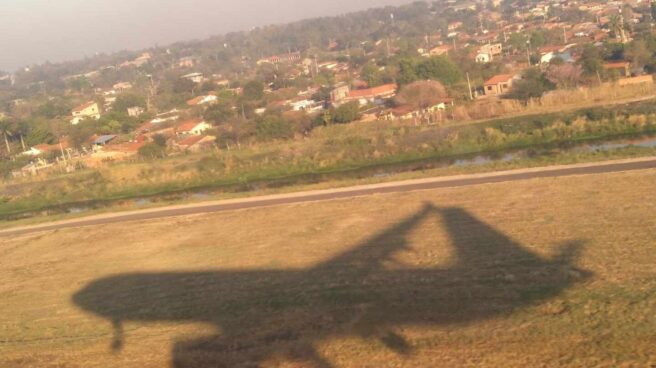 La sombra de un avión sobre la tierra.