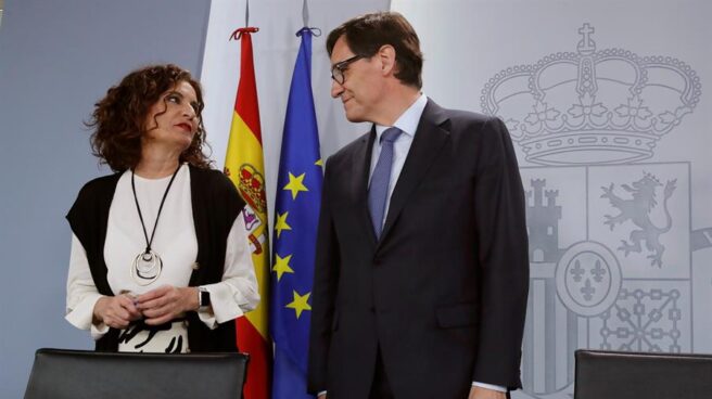 La ministra portavoz, María Jesús Montero, y el ministro de Sanidad, Salvador Illa, a su llegada a la rueda de prensa
