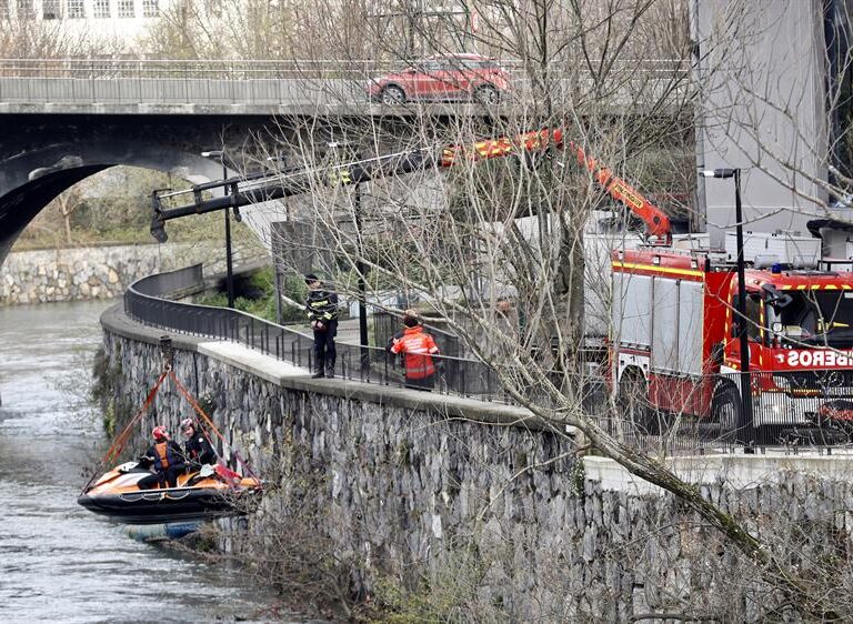 Tres desaparecidos al caer un coche al río Urumea en Hernani (Gipuzkoa)