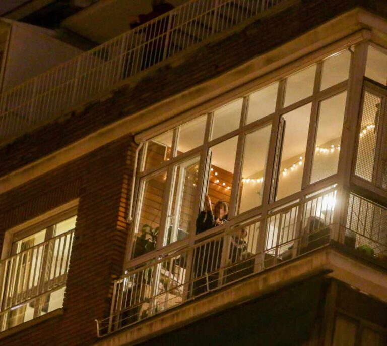 El recibo de la luz sigue bajando y llega a mínimos de una década en plena crisis