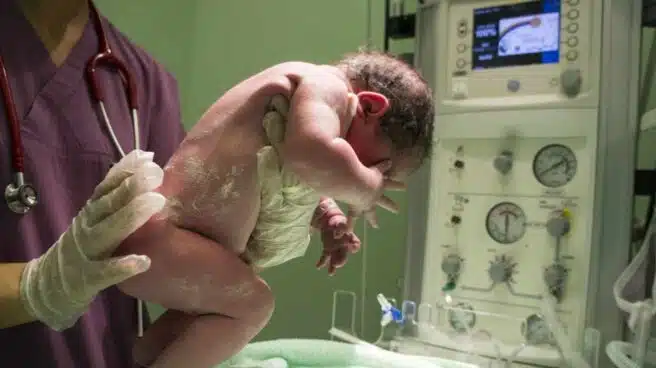 Una enfermera deja caer al suelo a un recién nacido por mirar su móvil delante de su madre