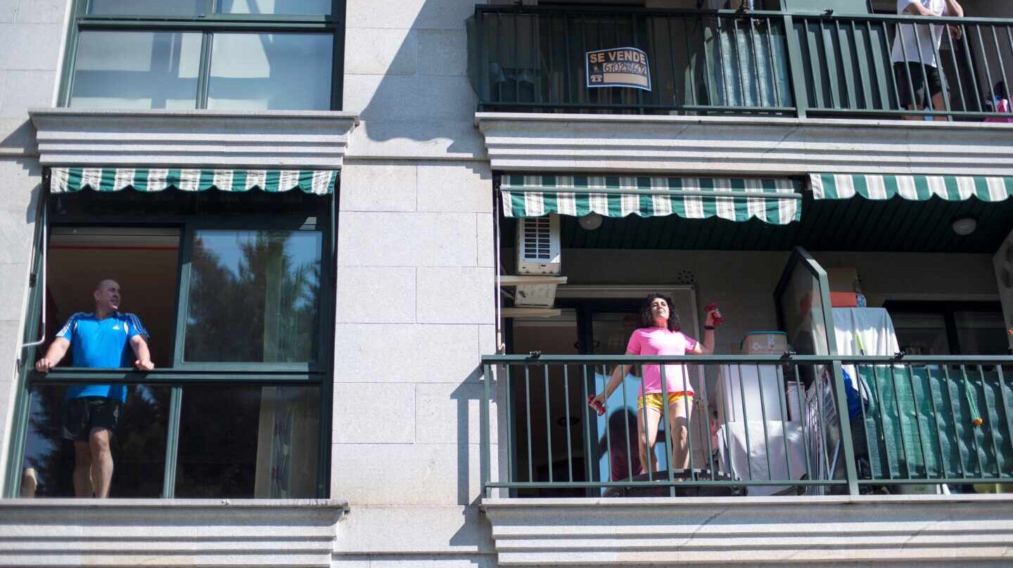 Vecinos en sus casas por el confinamiento contra el coronavirus.