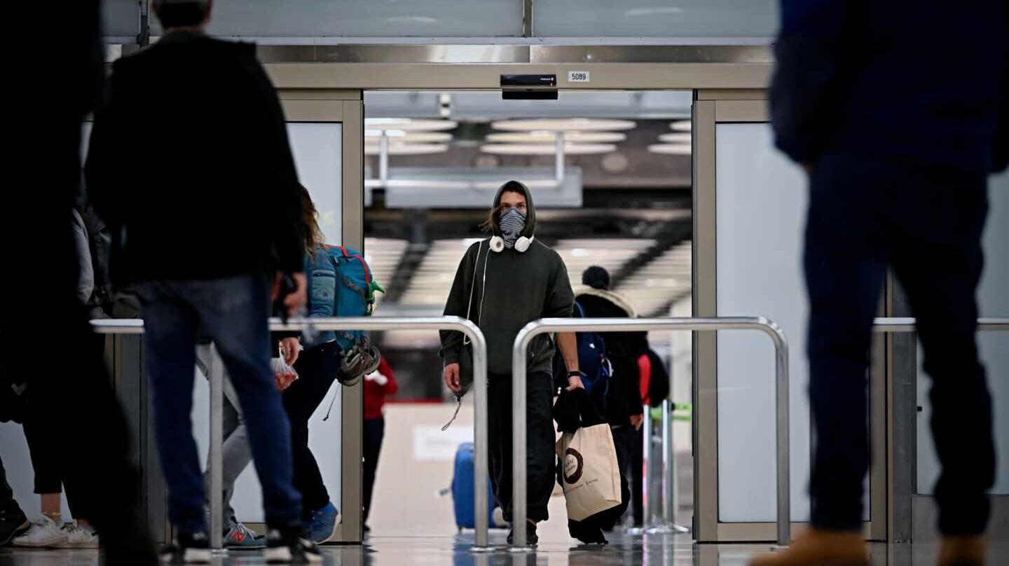 Un viajero con mascarilla en el aeropuerto de Madrid-Barajas.
