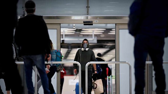 Un viajero con mascarilla en el aeropuerto de Madrid-Barajas.