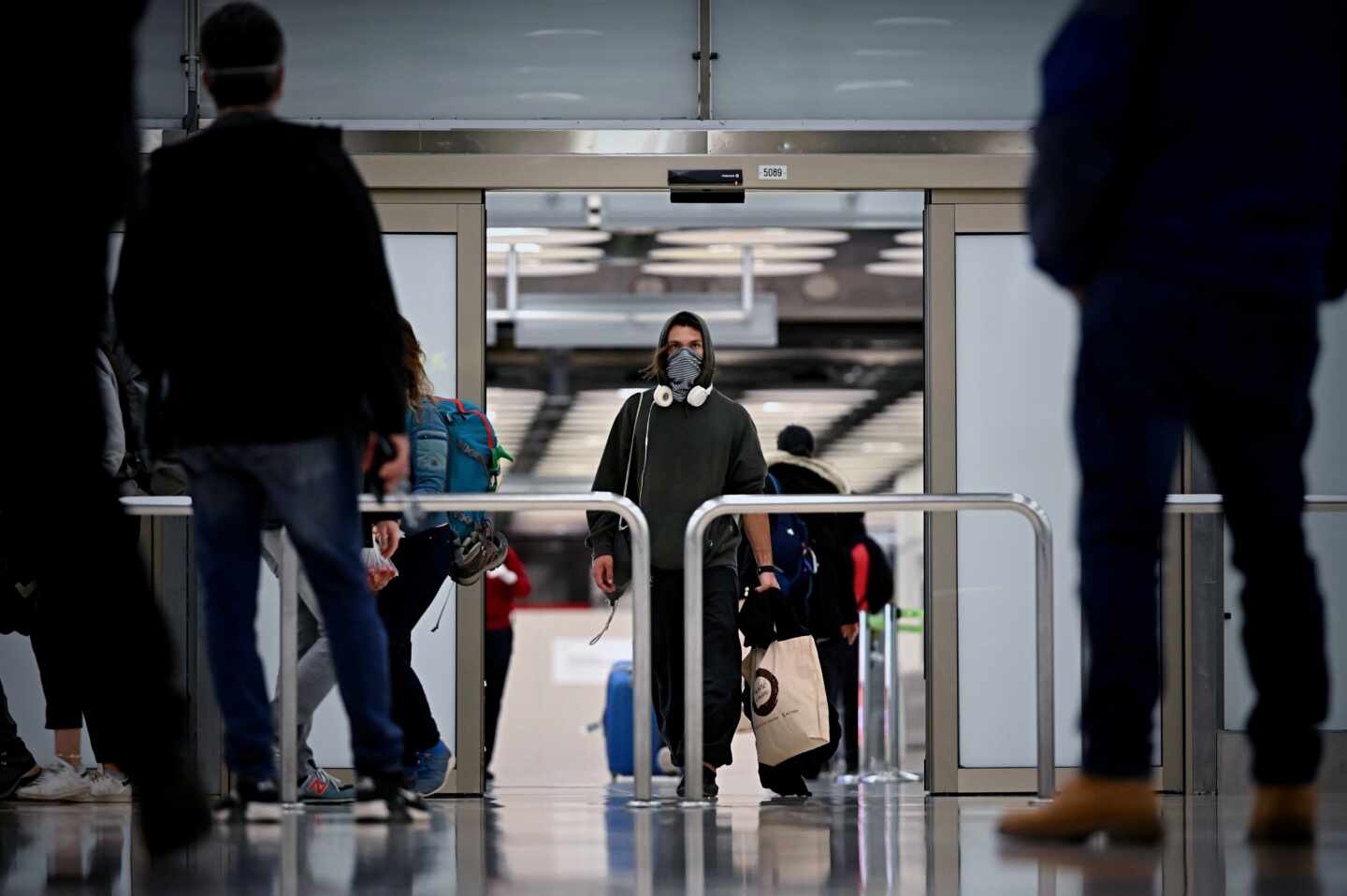 Un viajero con mascarilla en el aeropuerto de Madrid-Barajas.