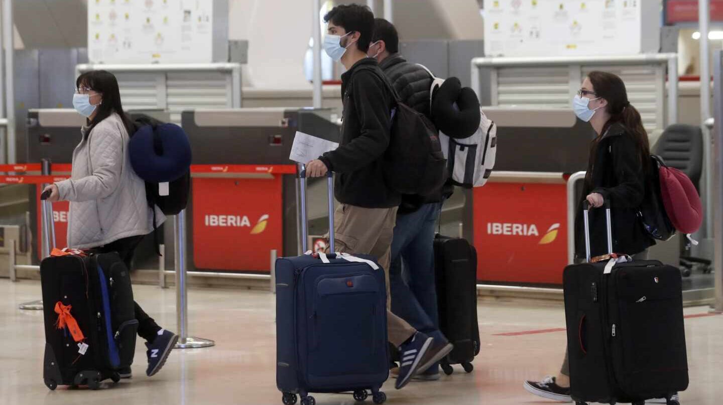 Pasajeros con mascarillas en el aeropuerto de Madrid-Barajas.