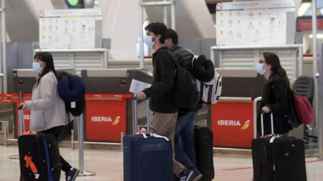 Pasajeros con mascarillas en el aeropuerto de Madrid-Barajas. Pasajeros con mascarillas en el aeropuerto de Madrid-Barajas.