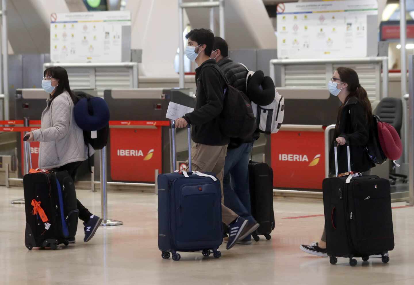 Pasajeros con mascarillas en el aeropuerto de Madrid-Barajas.