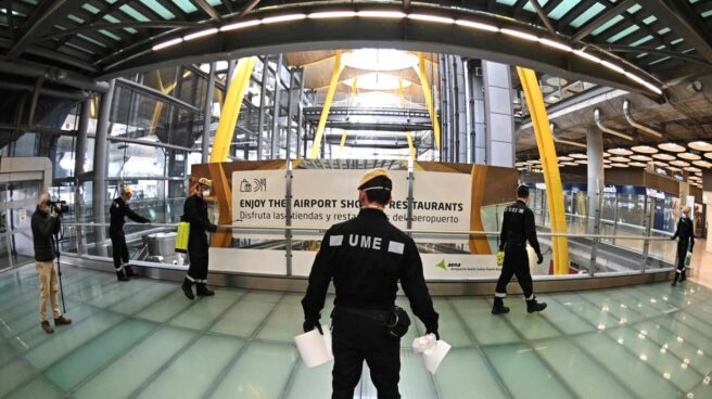 Efectivos de la Unidad Militar de Emergencias (UME), en el aeropuerto Adolfo Suárez - Madrid Barajas.