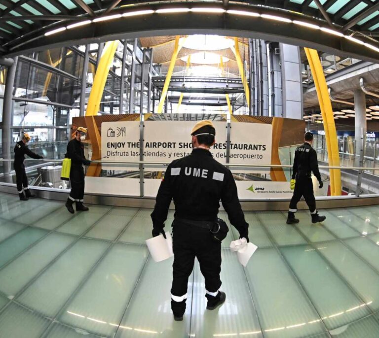 Los aeropuertos españoles, preparados para exigir PCR y hacer test antígenos desde este lunes