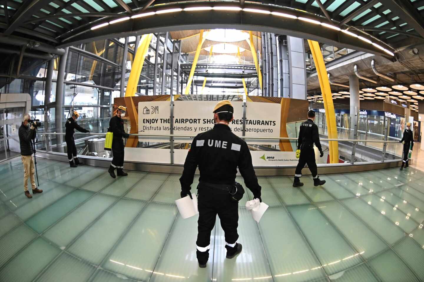 Efectivos de la Unidad Militar de Emergencias (UME), en el aeropuerto Adolfo Suárez - Madrid Barajas.