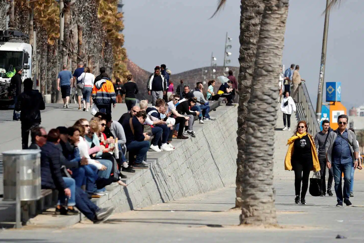 Caso omiso a la orden de quedarse en casa en playas y montañas de Cataluña