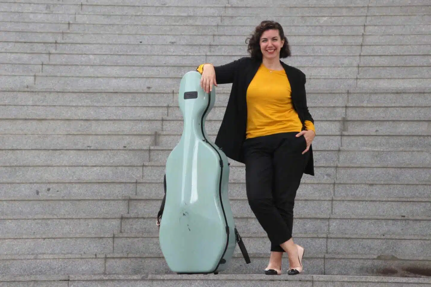 La violonchelista en el balcón: música para el vecindario en medio de la cuarentena