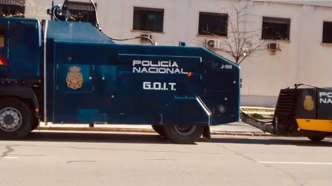 La Policía utiliza su camión lanza-agua para desinfectar sus dependencias en Madrid