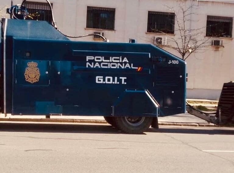 La Policía utiliza su camión lanza-agua para desinfectar sus dependencias en Madrid