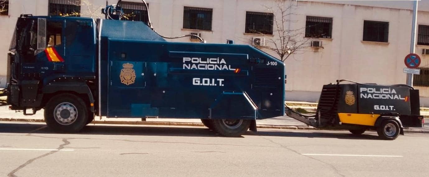 La Policía utiliza su camión lanza-agua para desinfectar sus dependencias en Madrid