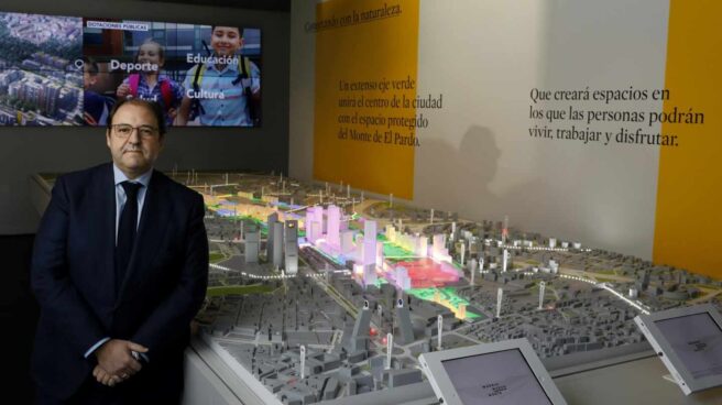 Antonio José Béjar, junto a una maqueta en su etapa como presidente de Distrito Castellana Norte SA.