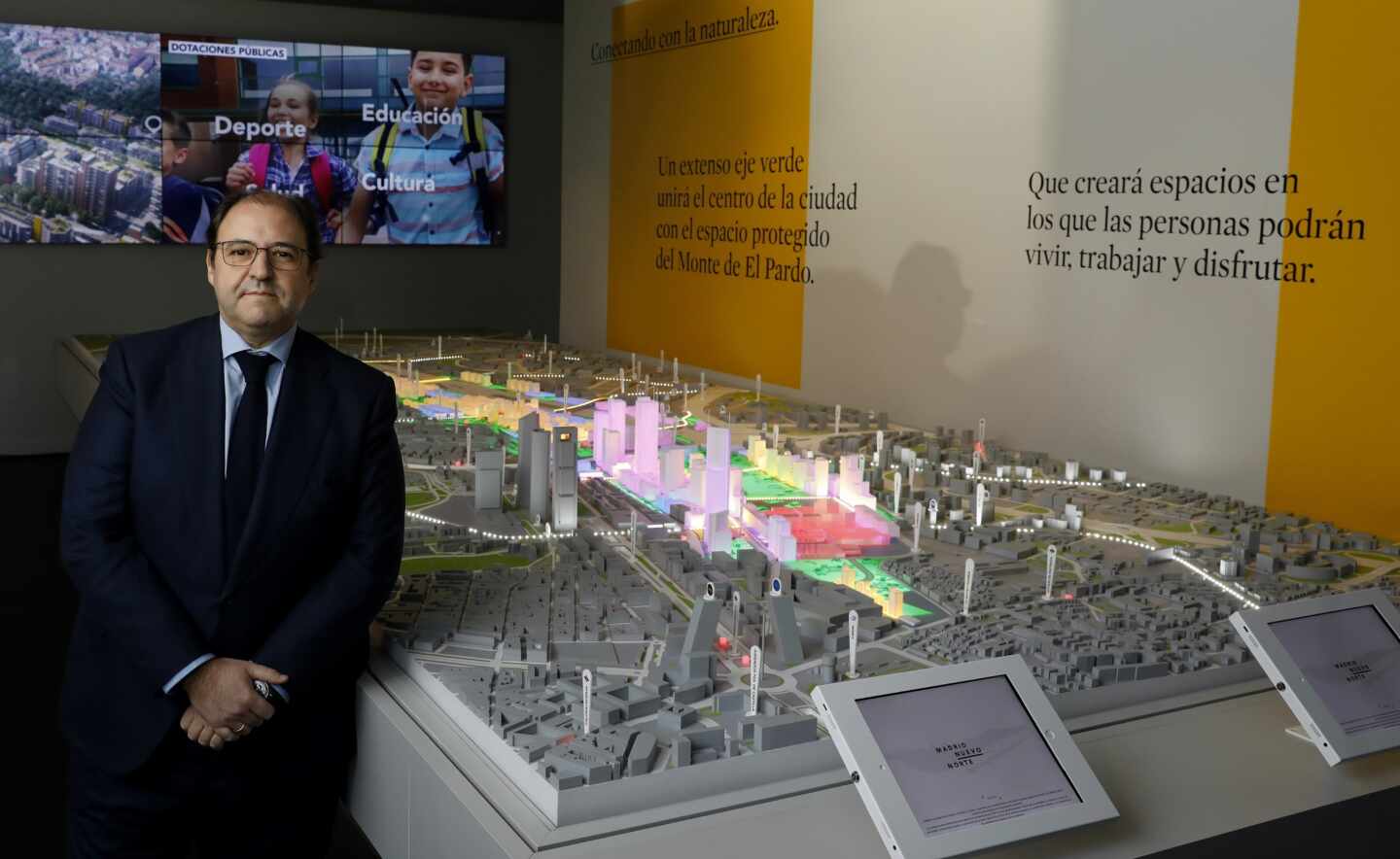 Antonio José Béjar, junto a una maqueta en su etapa como presidente de Distrito Castellana Norte SA.