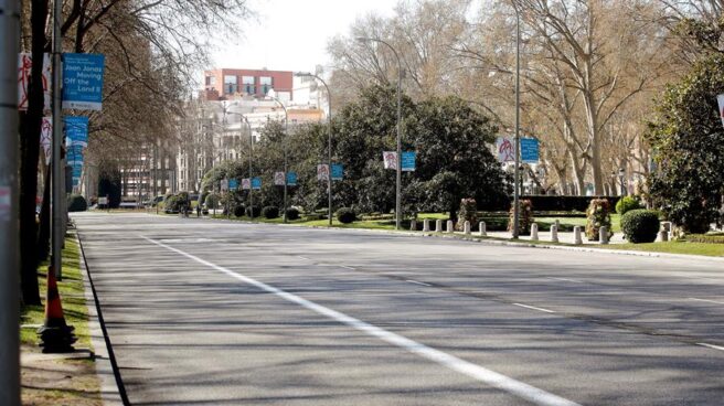 El Paseo del Prado, vacío de coches y de gente el miércoles por la mañana