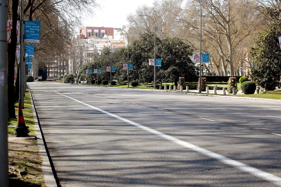 El Paseo del Prado, vacío de coches y de gente el miércoles por la mañana