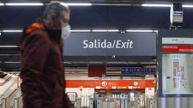 Viajero con mascarilla en una estación de Cercanías.