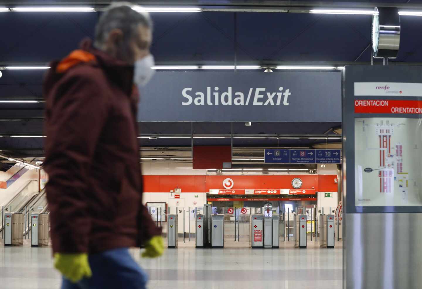 Viajero con mascarilla en una estación de Cercanías.