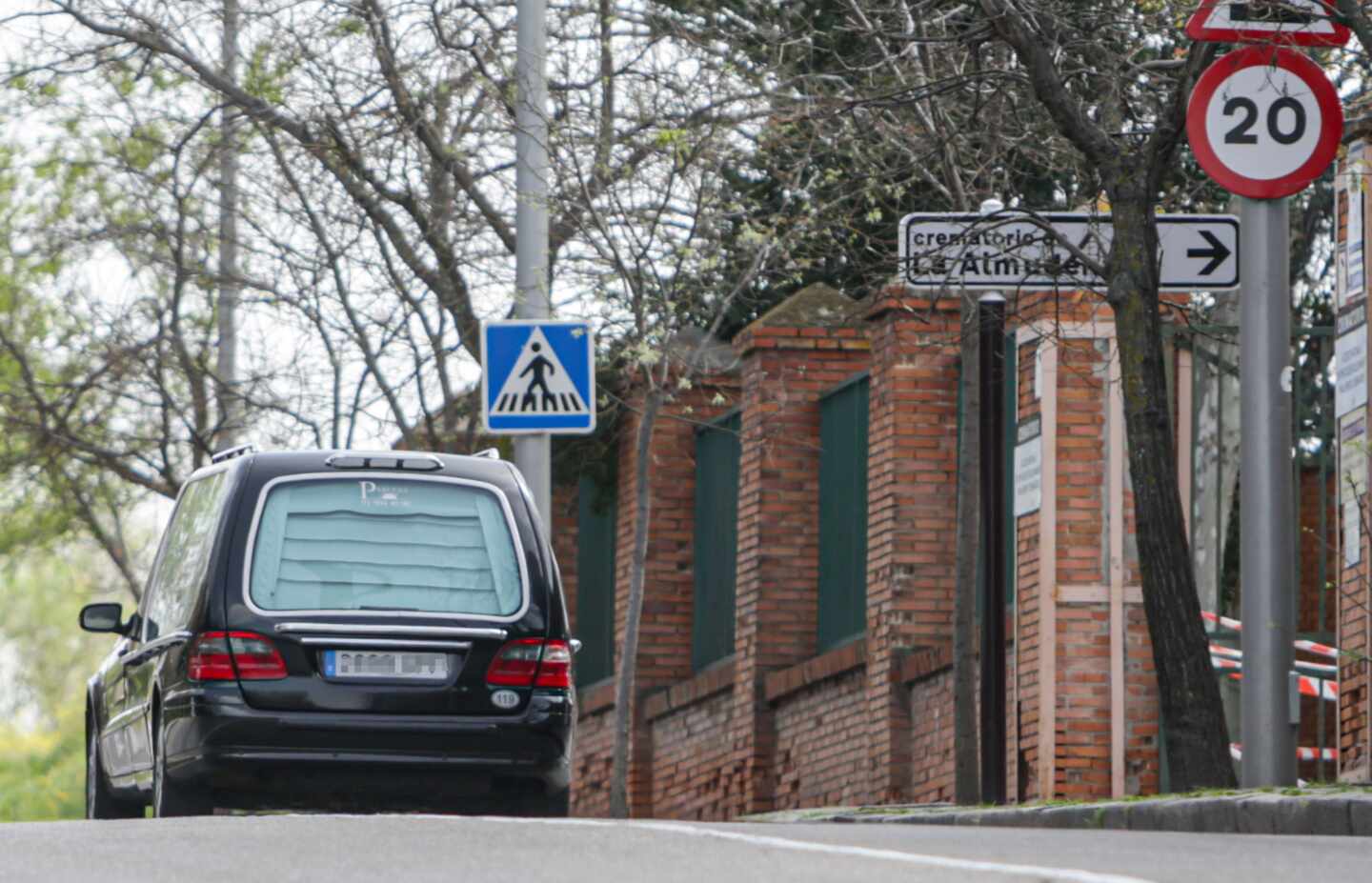 Un coche fúnebre, saliendo esta semana del crematorio de La Almudena (Madrid).