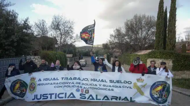 Miembros de Jusapol se concentran frente a la casa de Montero e Iglesias para pedir "igualdad salarial"
