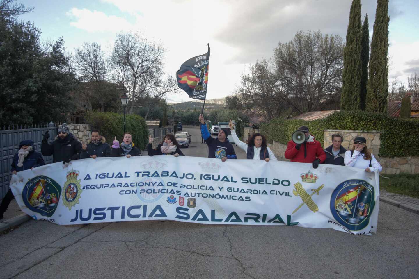 Miembros de Jusapol se concentran frente a la casa de Montero e Iglesias para pedir "igualdad salarial"