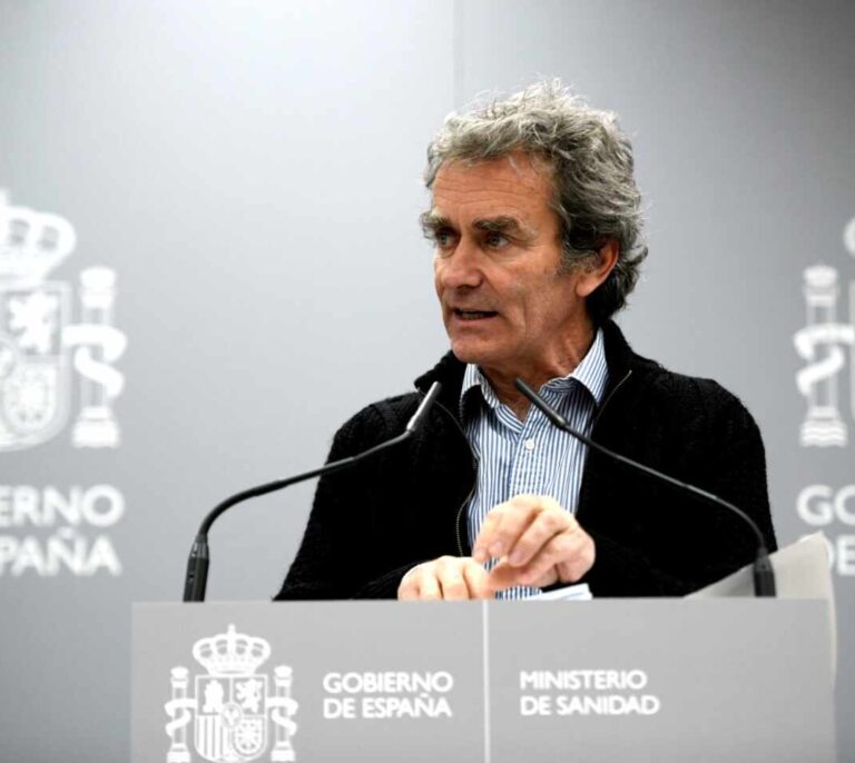 Sanidad confirma el primer caso de coronavirus en la educación: un maestro de Madrid, ingresado en la UCI