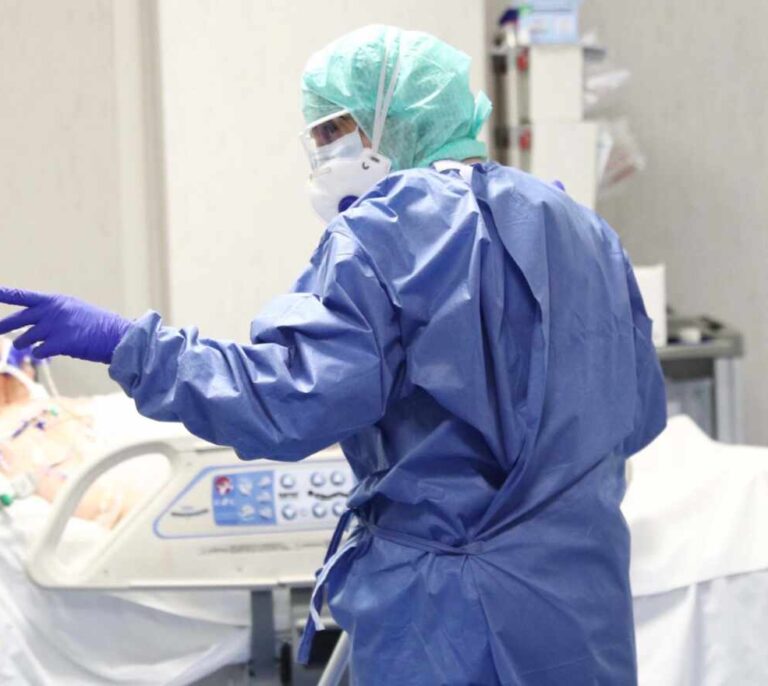 Sanidad admite su impotencia: "Nadie puede saber cuándo llegaremos al pico"