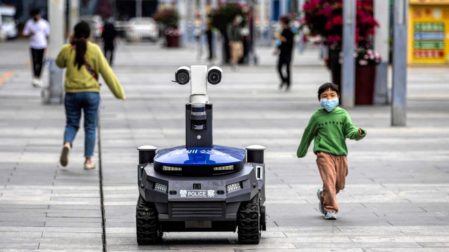 Robot de la policía en Shenzhen que mide la temperatura de los ciudadanos de forma remota