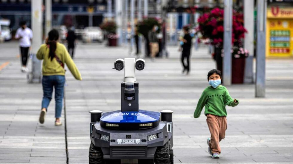 Robot de la policía en Shenzhen que mide la temperatura de los ciudadanos de forma remota
