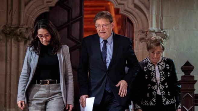 El president de la Generalitat Valenciana, Ximo Puig, junto a la vicepresidenta, Mónica Oltra, y a la consellera de Sanidad, Ana Barceló.