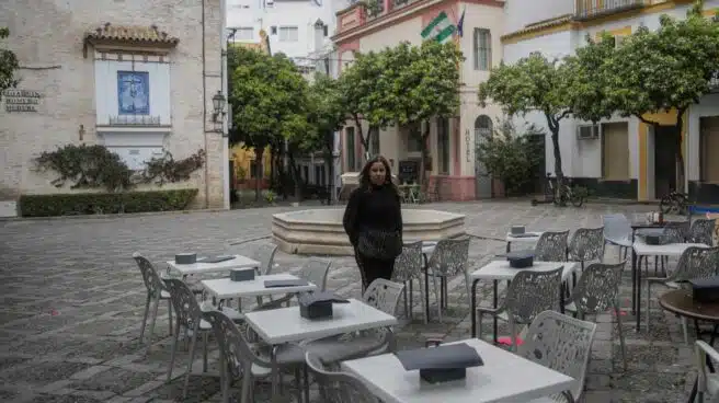 Urbanismo de Sevilla ordena a nueve bares del centro y Triana la "inmediata" retirada de las terrazas no autorizados