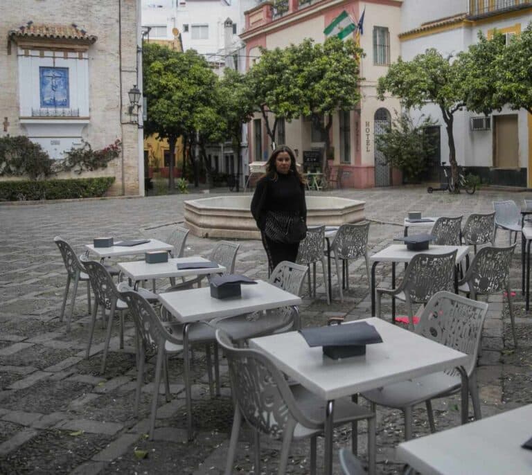 Urbanismo de Sevilla ordena a nueve bares del centro y Triana la "inmediata" retirada de las terrazas no autorizados