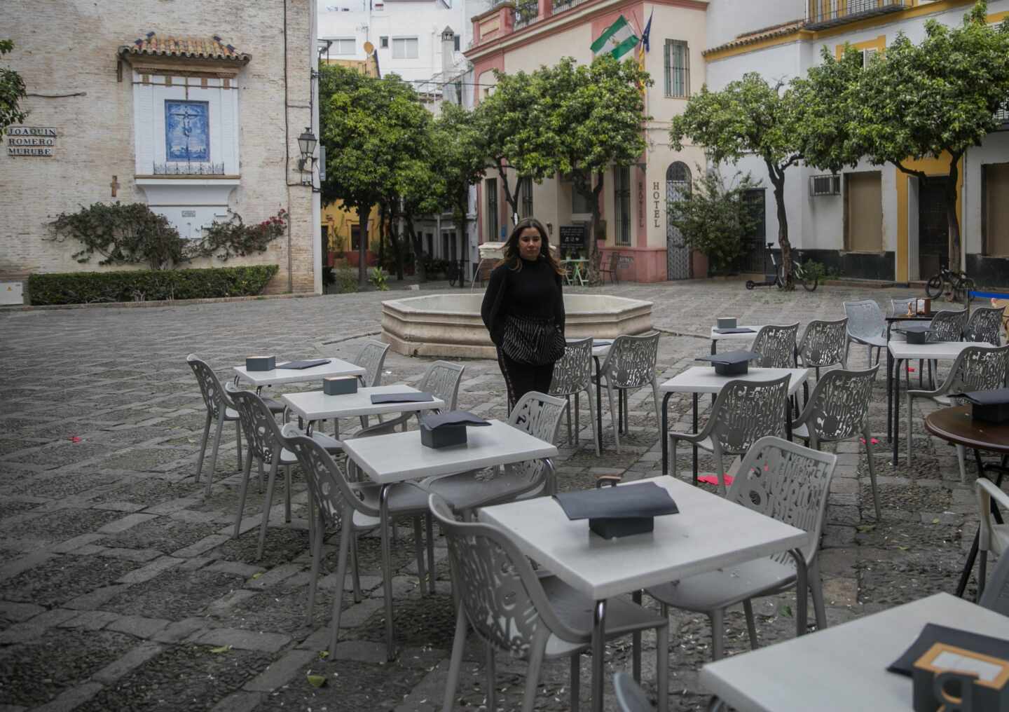 Urbanismo de Sevilla ordena a nueve bares del centro y Triana la "inmediata" retirada de las terrazas no autorizados