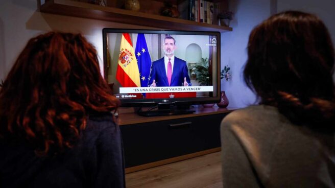 Dos personas ven el discurso televisado de Felipe VI, el miércoles.