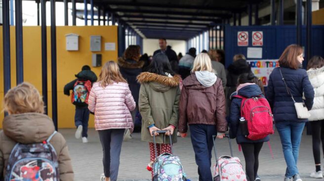 Calendario Escolar de la Comunidad de Madrid 2021-2022 Alumnas entran en un colegio de Madrid.
