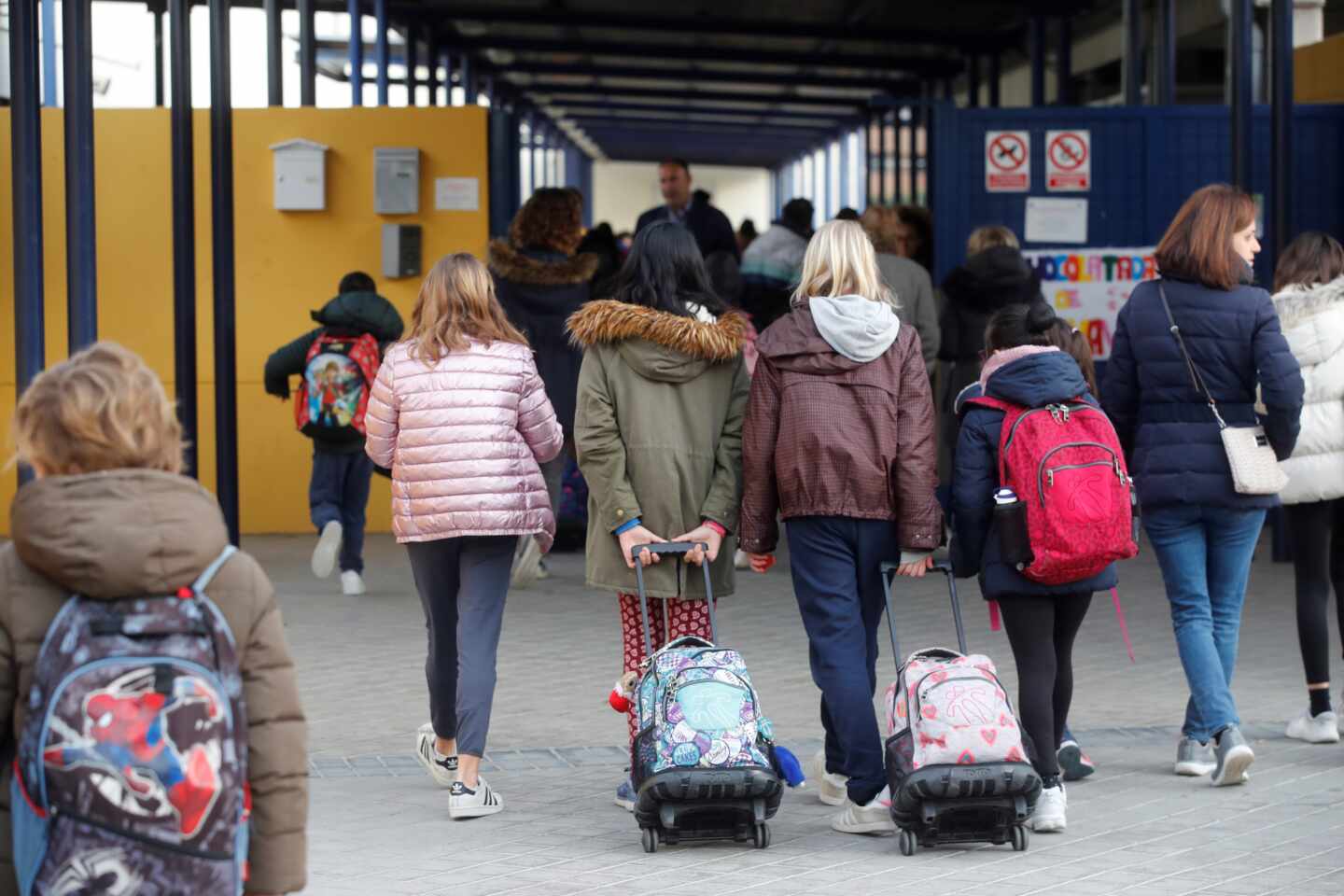 Alumnas entran en un colegio de Madrid.