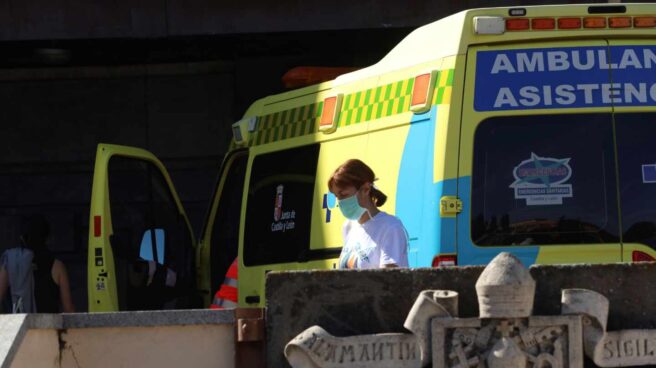 Una mujer con mascarilla pasa por delante del Hospital Clínico de Salamanca, este miércoles. castilla y leon coronavirus