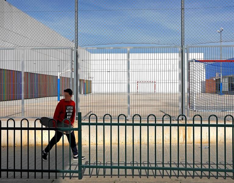 El Govern anuncia 370 millones de euros y 5.000 profesionales más para el próximo curso escolar