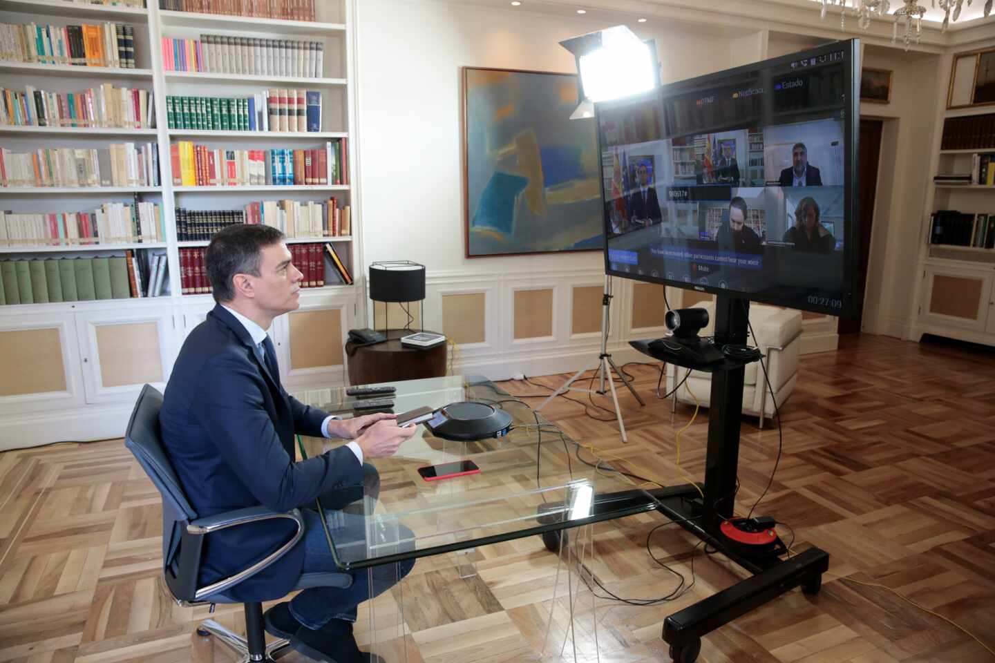 Pedro Sánchez preside por videoconferencia la reunión de medidas para el coronavirus.