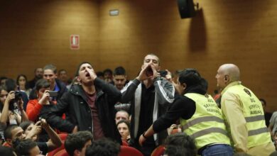 Escrache a Pablo Iglesias en el campus de Somosaguas: "Fuera vendeobreros de la universidad"