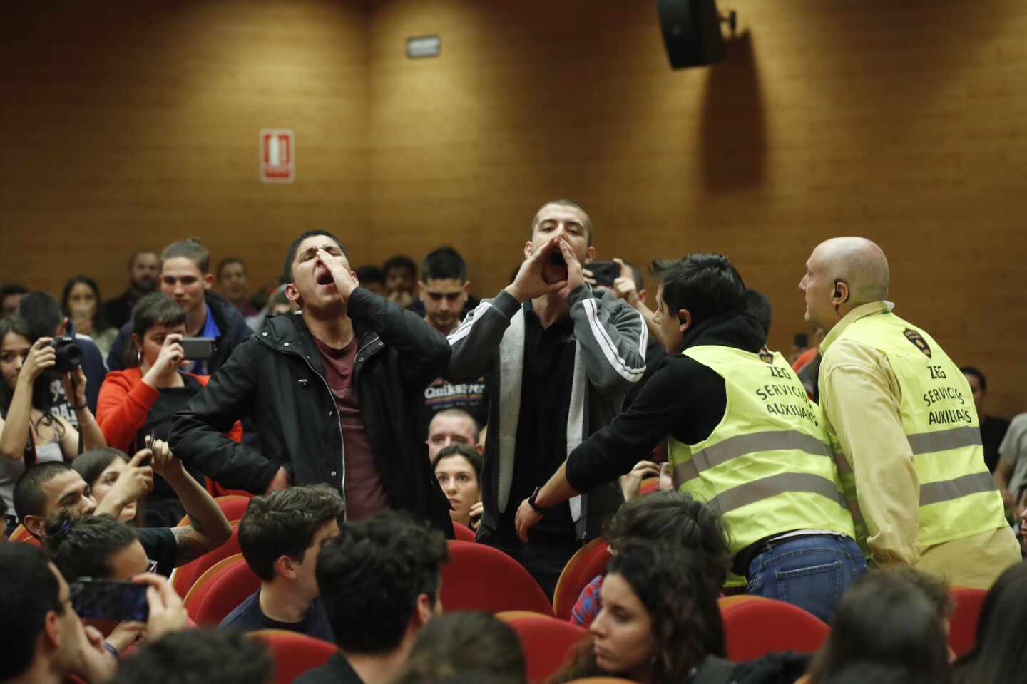 Escrache a Pablo Iglesias en el campus de Somosaguas: "Fuera vendeobreros de la universidad"
