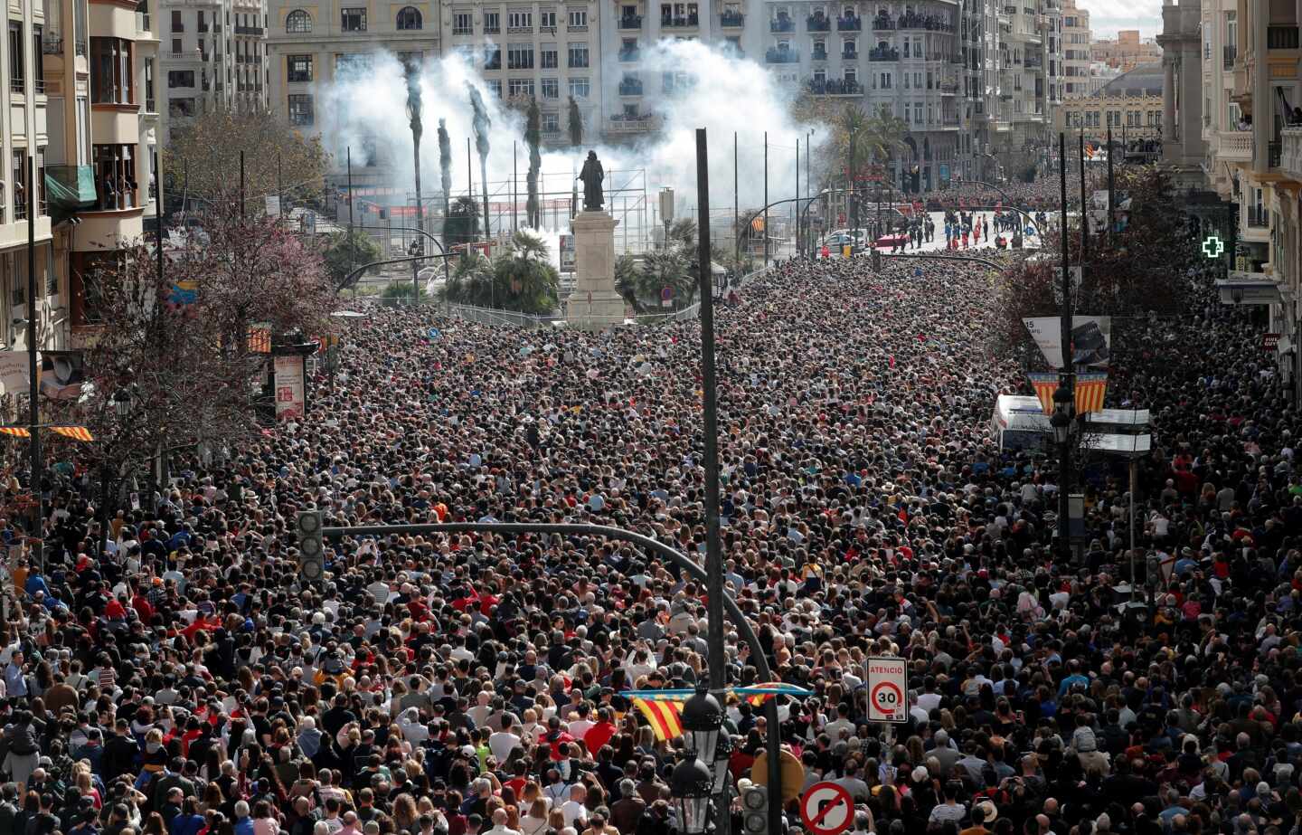 Las Fallas arrancan con una mascletá de aniversario, tradicional y apoteósica