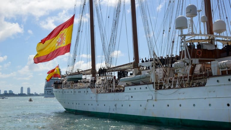 El 'Elcano' no ha podido desembarcar por peligro de contagio y los españoles en Miami les reciben con el Himno Nacional