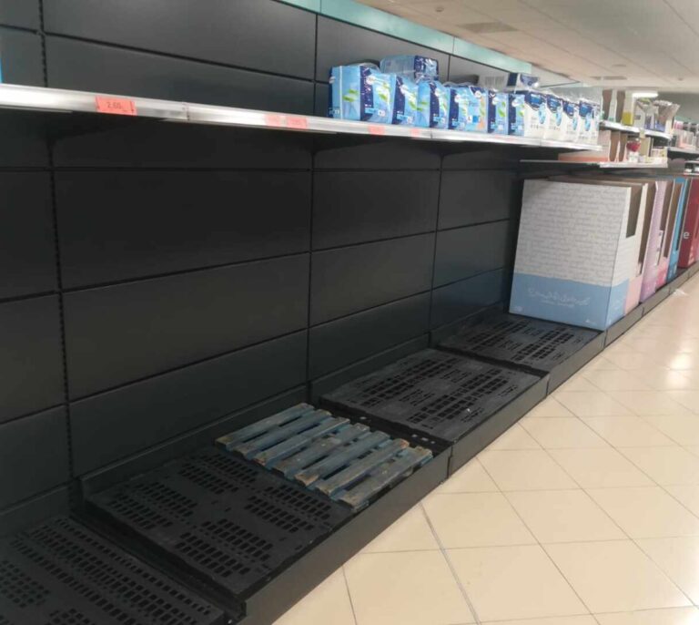 Las primeras medidas drásticas contra el coronavirus provocan el pánico en los supermercados