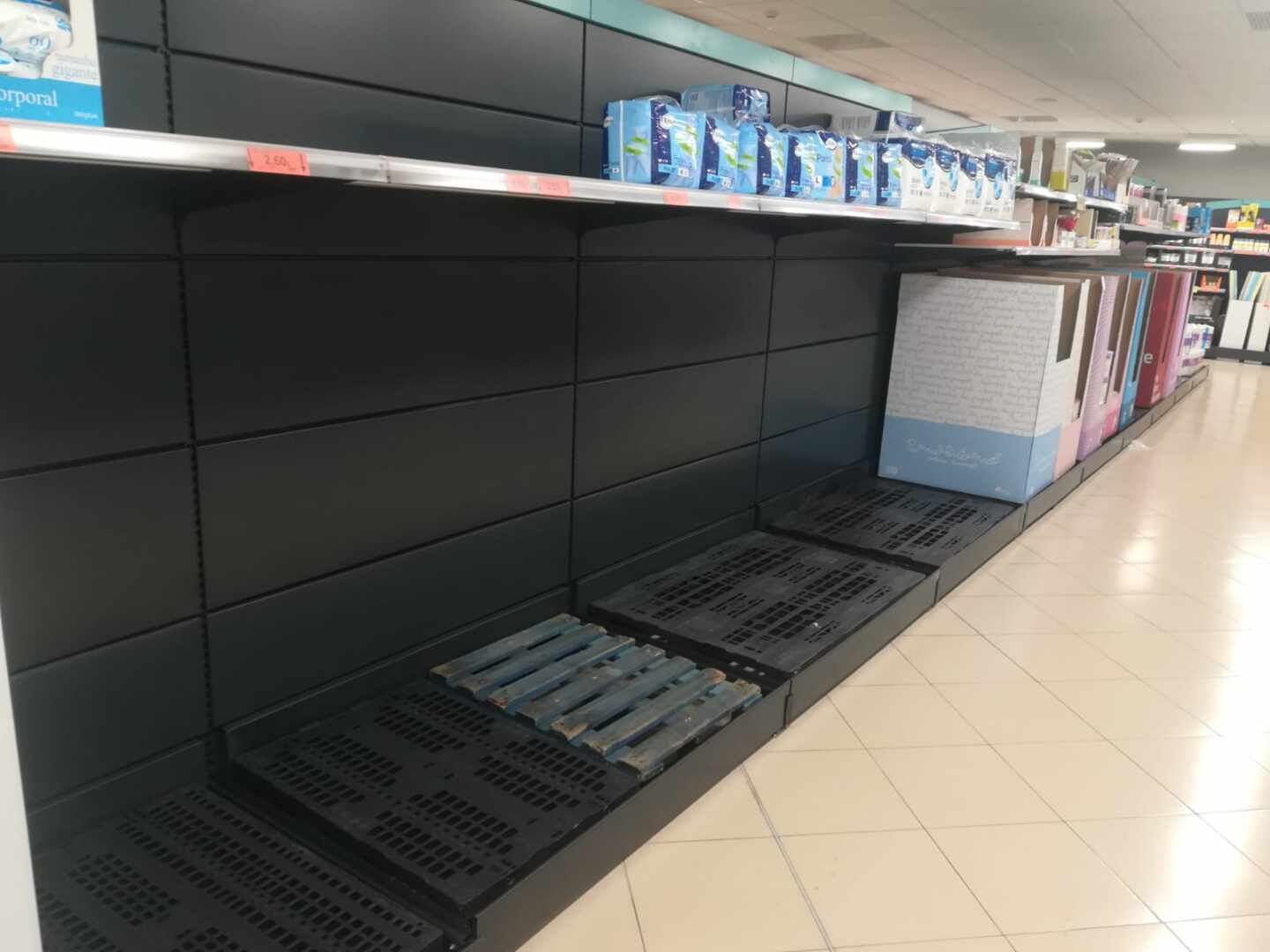 Las primeras medidas drásticas contra el coronavirus provocan el pánico en los supermercados