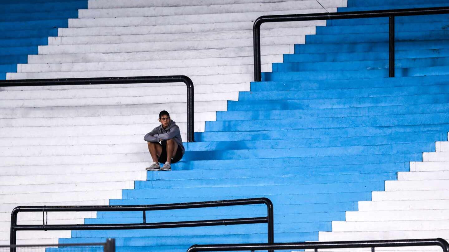 Un empleado de Racing observa desde una tribuna este jueves en un partido del grupo de la Copa Libertadores entre Racing Club y Alianza Lima,